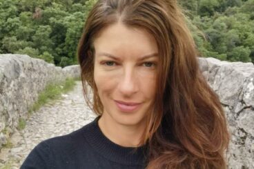 Rowena - Host